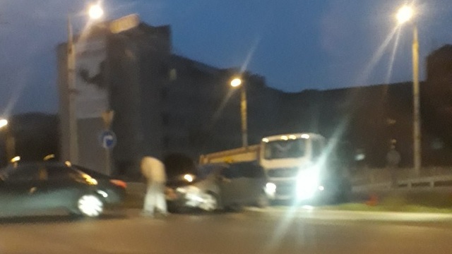 Очевидцы: Из-за аварии заблокирован въезд на Второй эстакадный мост (фото)