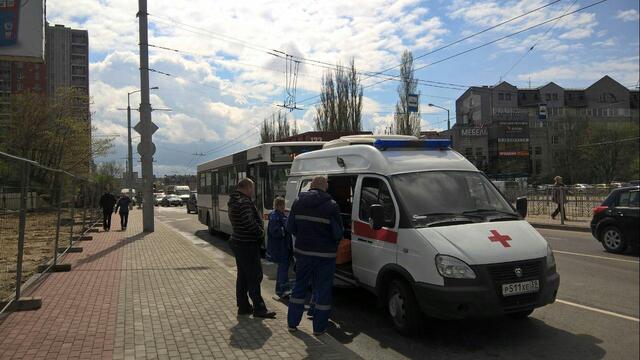 В Калининграде водителя рейсового автобуса увезли на скорой после дорожного конфликта (фото)