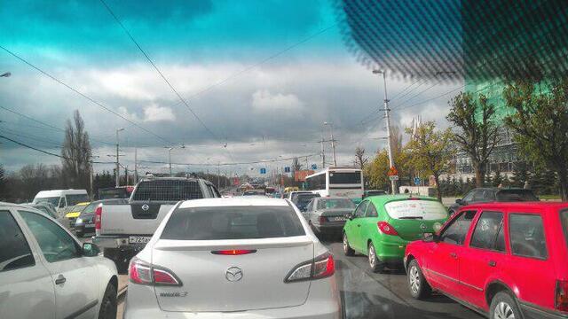 На Эстакадном мосту из-за аварии образовалась пробка (фото)