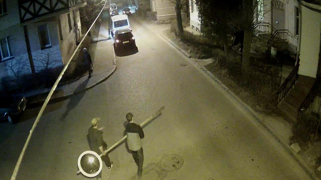 В Зеленоградске мужчины украли дорожные зеркала и попали на камеры наблюдения (фото)