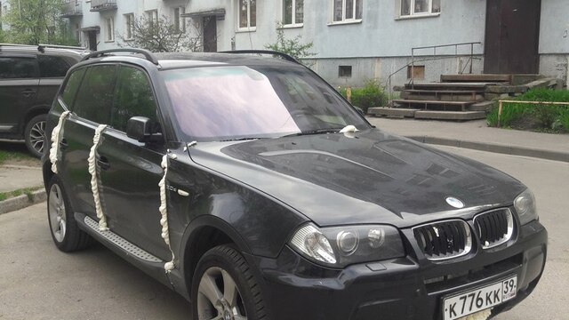 В Калининграде на ул. Октябрьской неизвестные залили двери BMW монтажной пеной (фото)