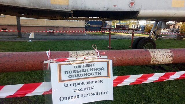 В Советске сквер украсили старым бомбардировщиком с табличкой 