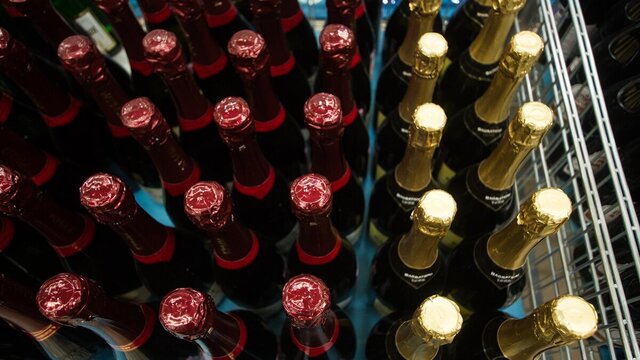 Минфин РФ предложил снизить цену на бензин за счёт возвращения алкоголя на АЗС