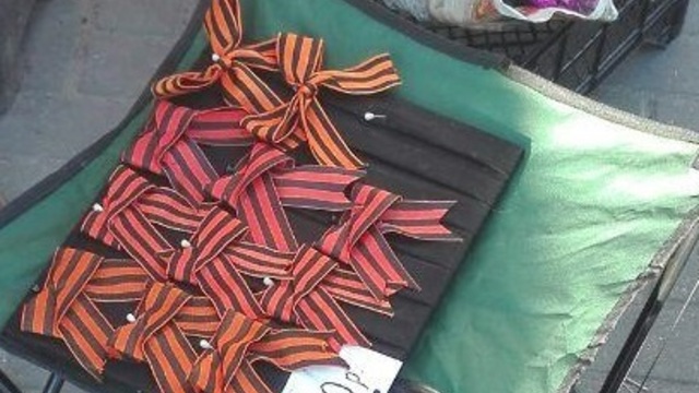 По 50 рублей за штуку: калининградка возле Центрального рынка торговала георгиевскими лентами  (фото)