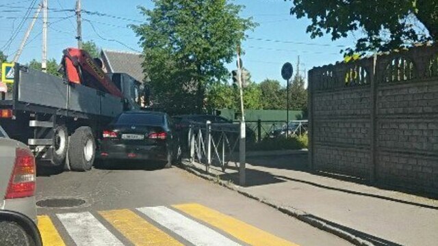  На пересечении Муромской и Аллеи Смелых грузовик столкнулся с легковушкой