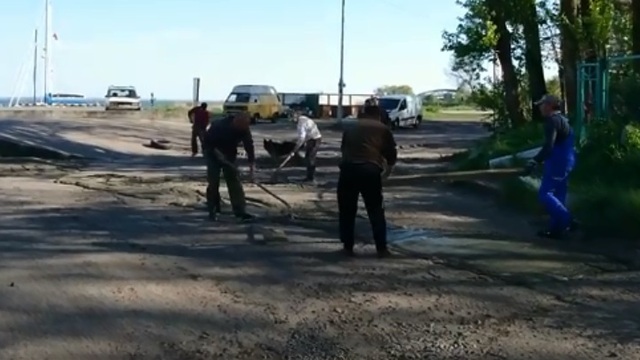 Жители Балтийской косы за свой счёт отремонтировали участок дороги к парому (фото)