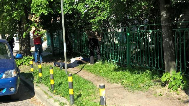 Очевидцы сообщают о лежащем на газоне у дома по улице Чехова мужчине в наручниках