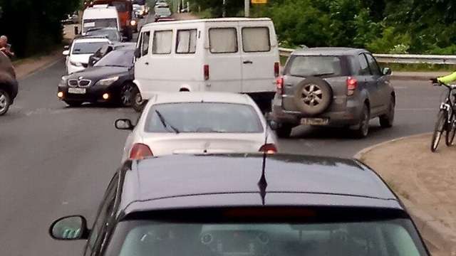На ул.Суворова из-за ДТП с микроавтобусом и джипом образовалась пробка (фото)