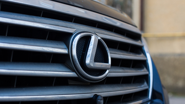 После ссоры с матерью 37-летний сын сломал зеркало на её Lexus