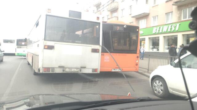 На Ленинском проспекте столкнулись два автобуса (фото)