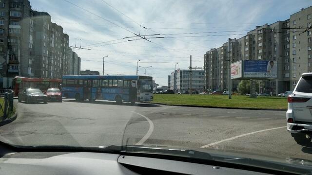 Попавший в ДТП автобус заблокировал движение на кольце по улице Горького 