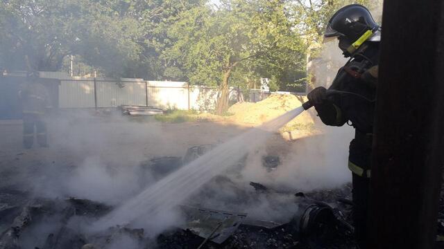 В Калининграде пожарные не смогли подъехать к месту возгорания из-за бетонных блоков на ул. Кирпичной