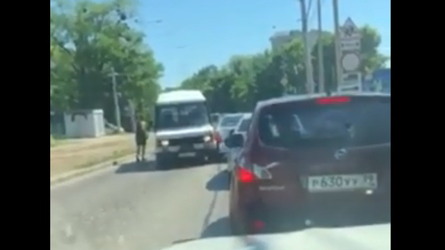 В Калининграде два водителя подрались и разбили друг другу машины на проспекте Мира (видео)