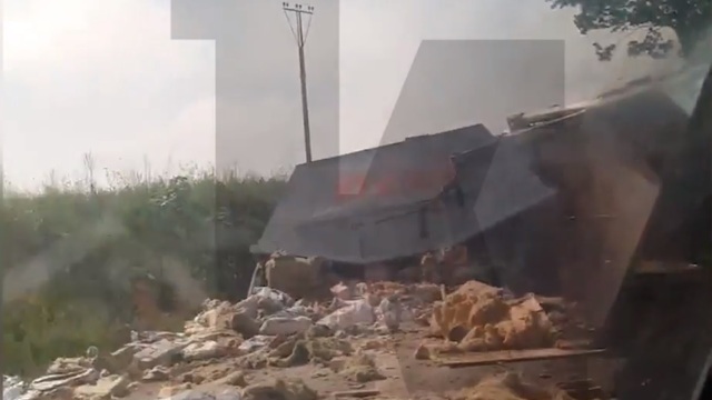Под Зеленоградском перевернулся мусоровоз, водителя госпитализировали (видео)