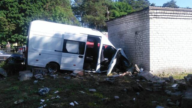 В Черняховске микроавтобус врезался в здание, пострадали три человека