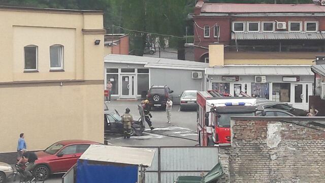Очевидцы: возле Восточной эстакады загорелся BMW (фото, видео)