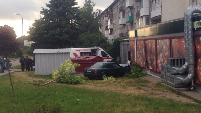 Очевидцы: в Пионерском автомобиль врезался в магазин