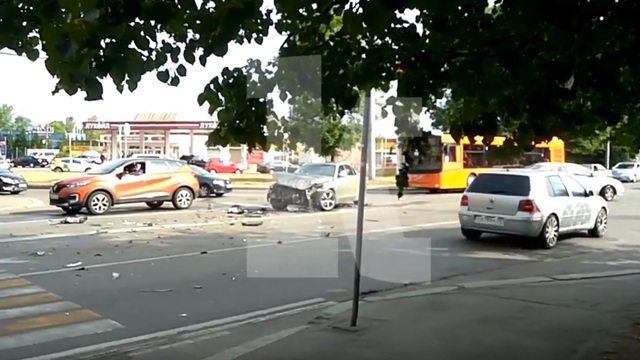 Появилось видео с места аварии с участием пяти машин на ул. Киевской