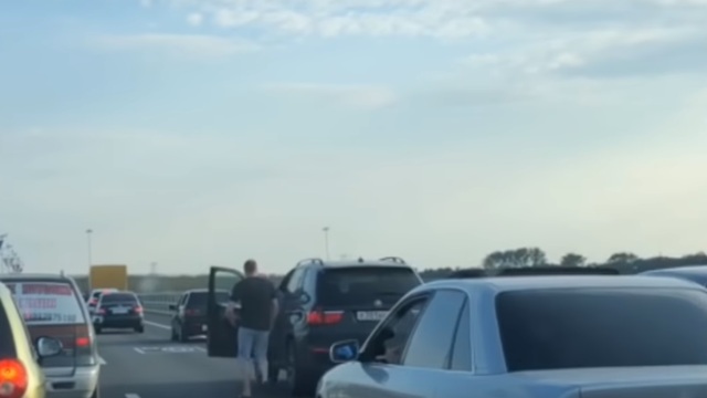На Приморском кольце автомобилисты подрались из-за объезда по обочине (видео)