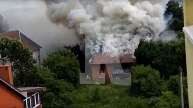 В пос. Большое Исаково загорелся заброшенный дом (видео)