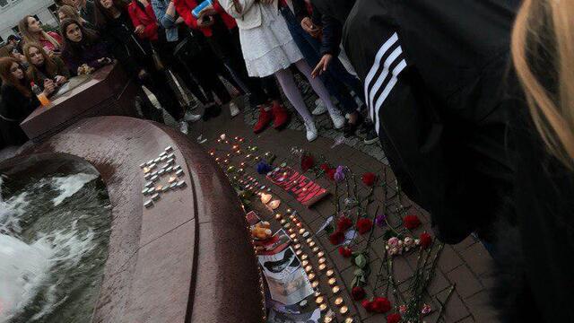 На площади Победы в Калининграде десятки школьников почтили память американского рэпера XXXTentacion