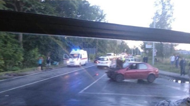 На въезде в Прибрежный легковой автомобиль вылетел в кювет