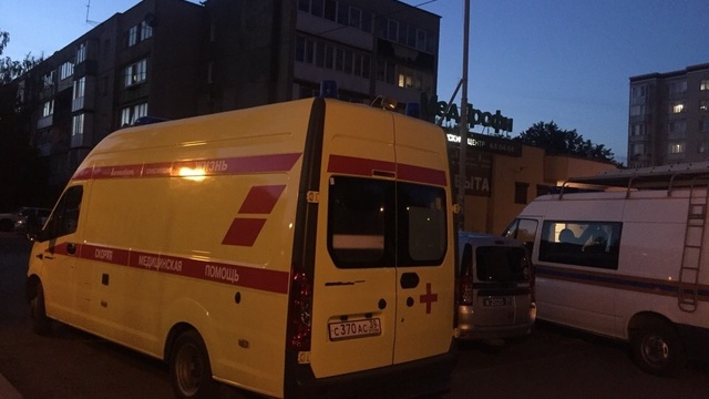 Очевидцы: в Калининграде на ул. Дзержинского мужчина  угрожает спрыгнуть с крыши пятиэтажки (обновлено)