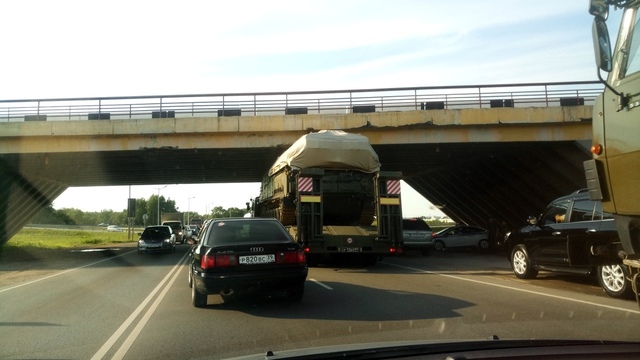 Под мостом на Невского застрял военный грузовик с танком