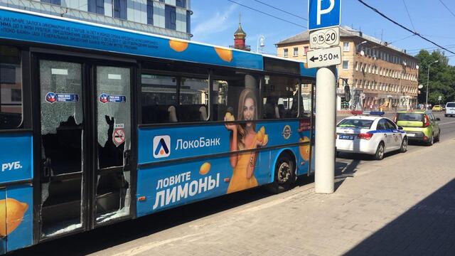 На площади Победы Kia врезалась в пассажирский автобус и разбила ему двери (фото)