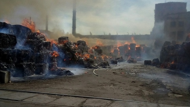 В ликвидации огня на складах в Советске участвуют вертолёт МЧС и пожарный поезд (фото, видео)
