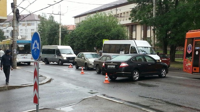 В Калининграде из-за тройного ДТП частично перекрыта ул. Горького (фото)