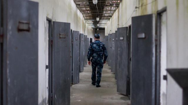 Двух жителей Гурьевска отправили в тюрьму за кражу украшений и коллекции монет стоимостью в 1 млн рублей
