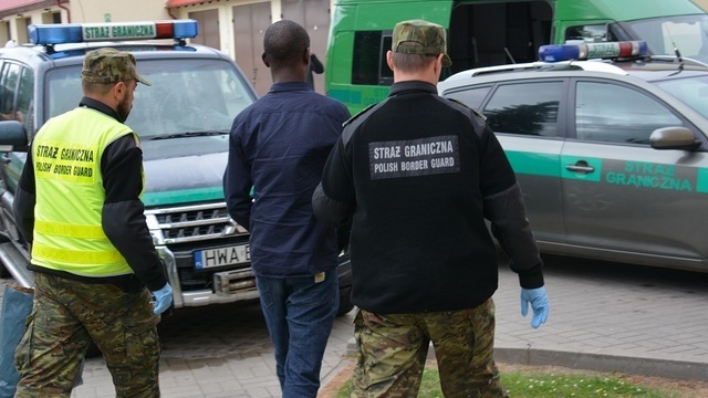 Пограничники задержали шесть иностранных болельщиков, пытавшихся незаконно попасть в Польшу (видео)