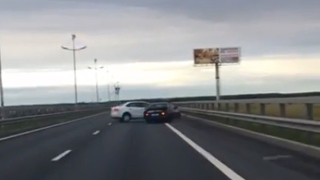 На Приморском кольце легковушка врезалась в ограждение и протаранила другой автомобиль (видео)