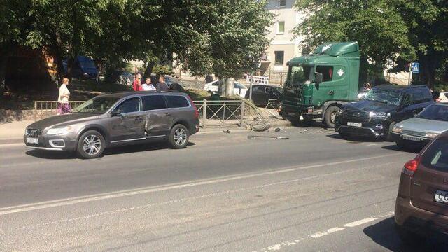 На проспекте Победы после тройного ДТП фура выехала на тротуар (фото) 