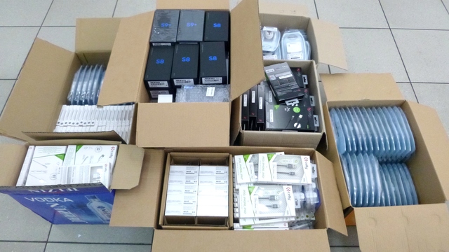 Таможенники изъяли из тайника в автомобиле 65 телефонов, которые везли в Калининградскую область (видео)