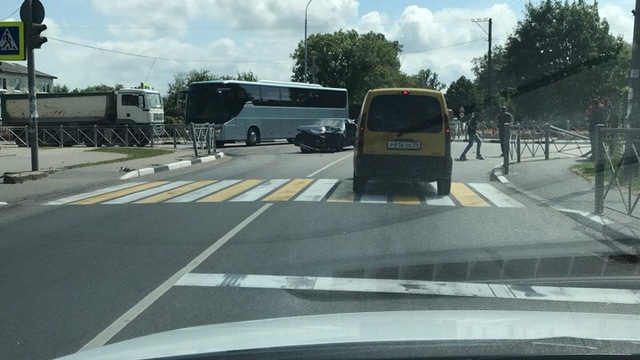 В пос. Нивенское автомобиль после столкновения снёс придорожное ограждение и съехал в кювет