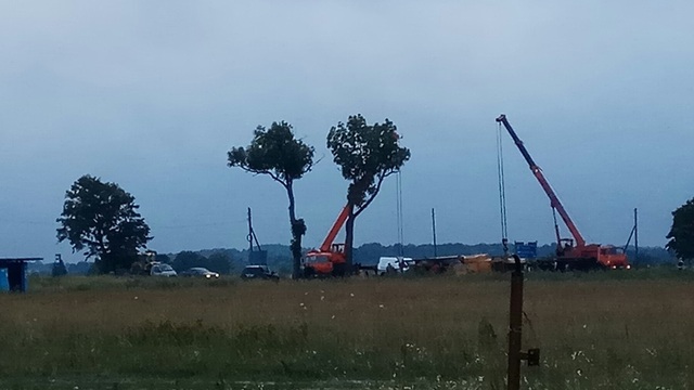 Под Гурьевском на крутом повороте с тяжеловоза слетела спецмашина для дорожных работ (фото)