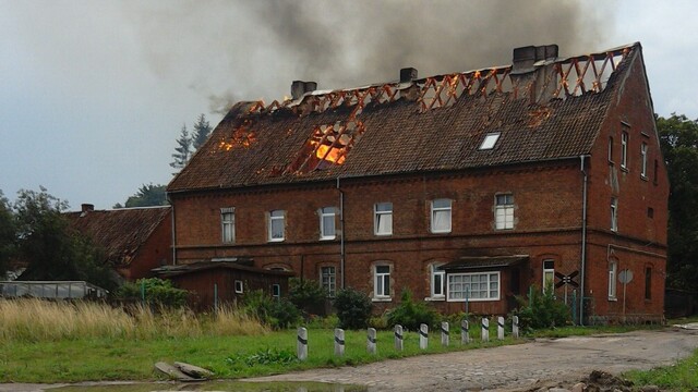 В Черняховске горит жилой дом, эвакуировали 40 человек (фото)