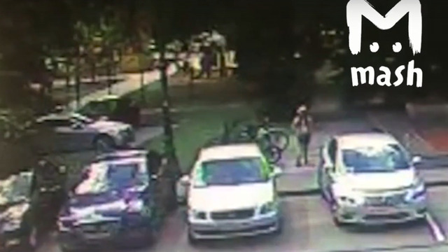 В Калининграде десятилетняя девочка угнала велосипед от здания регионального правительства (видео)
