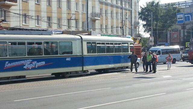 В центре Калининграда сошёл с рельсов ретро-трамвай 