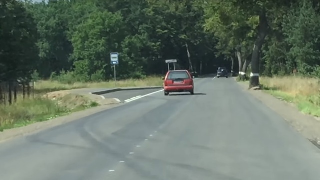 На трассе Гвардейск — Калининград водитель Mazda петлял по дороге, выезжая на встречку и обочины (видео)