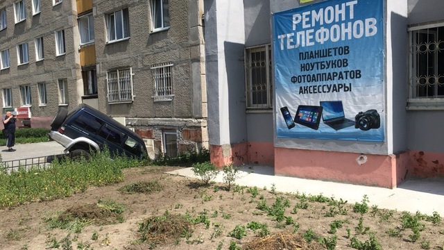На ул. Громовой в Калининграде внедорожник скатился по лестнице ко входу в подвал (фото)