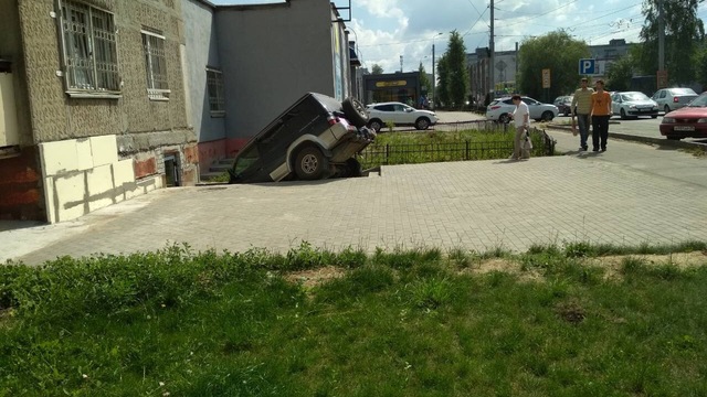 Появилось видео эвакуации внедорожника из подвала на ул. Громовой