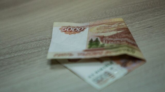 Двое мужчин заплатили 15-летней калининградке за секс деньгами из банка приколов