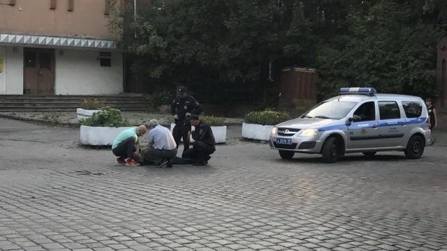 Калининградца с приступом эпилепсии спасли случайно оказавшиеся рядом ППС и скорая