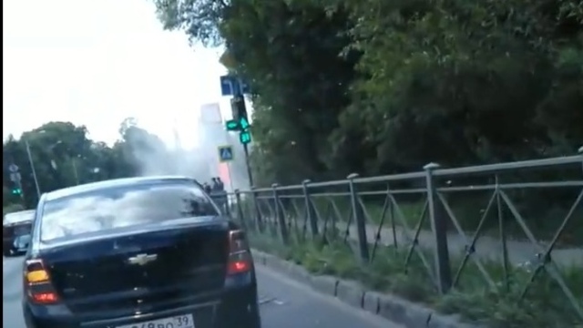 В Калининграде возле заправки на улице Суворова загорелся автомобиль (видео)