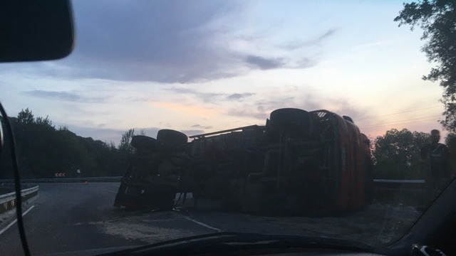 На трассе в Гвардейском районе опрокинулся мусоровоз (фото, видео)