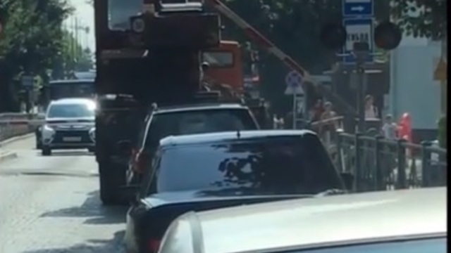 На железнодорожном переезде в Светлогорске застрял кран (видео)