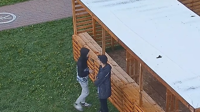 На Верхнем озере подростки украли и съели продукты из торгового павильона (видео)